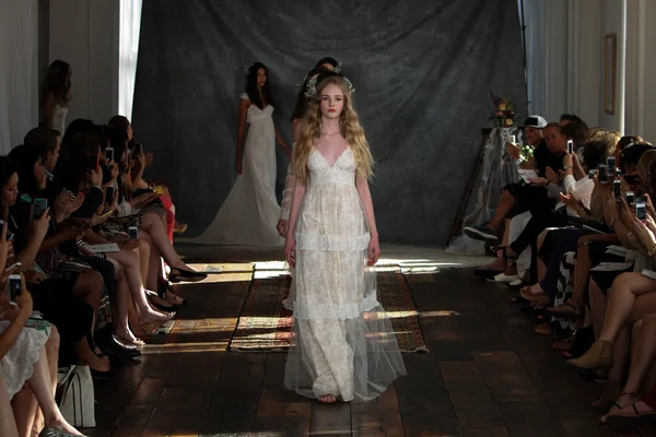 Modely na claire pettibone kolekce show — Stock fotografie