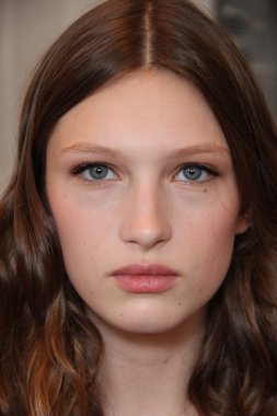 claire pettibone Show'da model