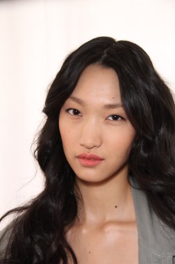 claire pettibone Show'da model