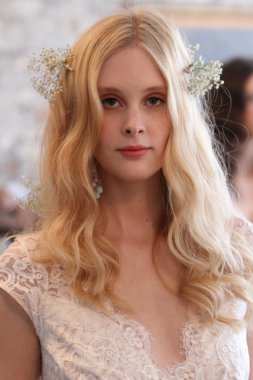 claire pettibone Show'da model