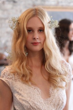 claire pettibone Show'da model