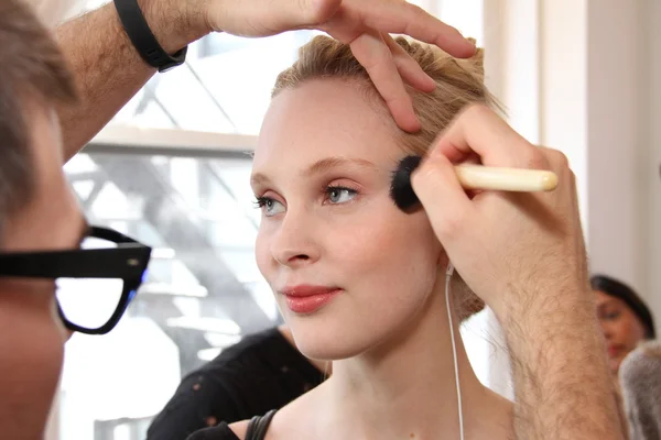 Makeup artist applying makeup to model — Stock Photo, Image