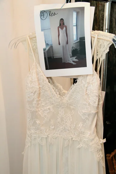 Vestidos no show Claire Pettibone — Fotografia de Stock