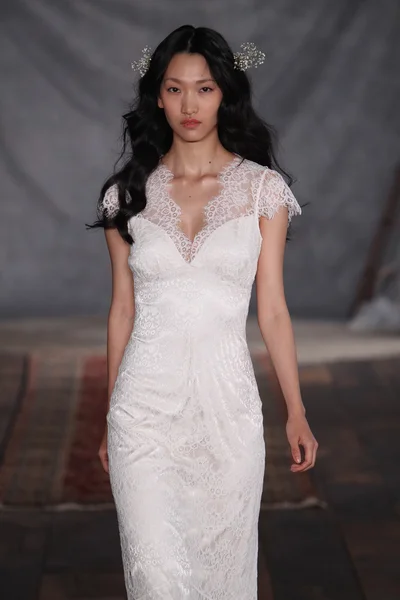 Model at Claire Pettibone rehearsal — Stock Photo, Image