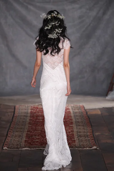 Model at Claire Pettibone rehearsal — Stock Photo, Image