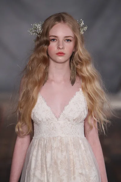 Modelo en el ensayo de Claire Pettibone — Foto de Stock