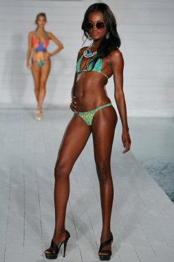 Lila Nicole koleksiyon pist model yürür