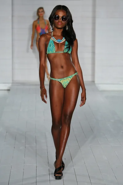 Model walks runway at Lila Nicole collection — Stock Photo, Image