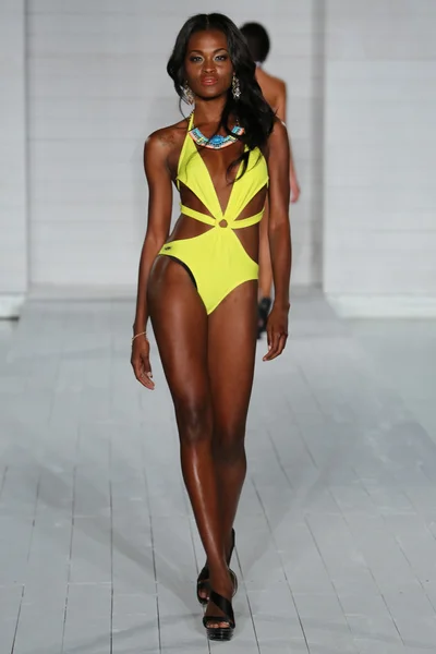 Model walks runway at Lila Nicole collection — Stock Photo, Image