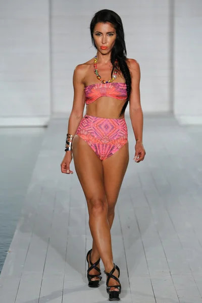 Model walks runway at Lila Nicole collection — Stock Photo, Image