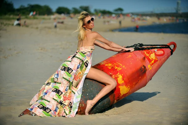 Modelo de moda posando na praia — Fotografia de Stock