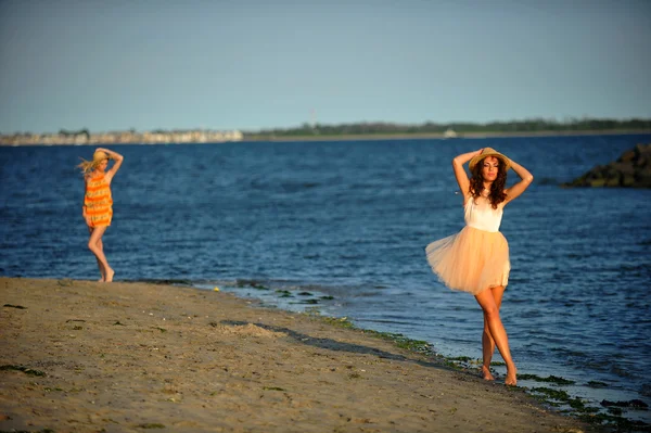 Two beautiful fashion models enjoy the beach — Stock Photo, Image