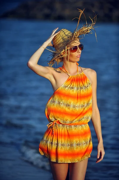 Vrouw die op het strand loopt — Stockfoto