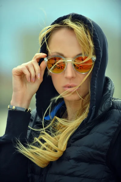 Mujer de moda con chaqueta — Foto de Stock