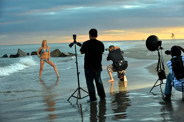 Biquíni modelo na praia — Fotografia de Stock