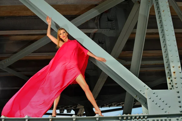 Модель моды, позирующая внутри металлического моста — стоковое фото
