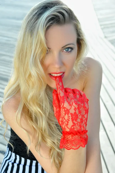 Blonde vrouw dragen rode handschoen — Stockfoto