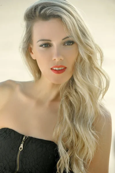 Blond kobieta na plaży — Zdjęcie stockowe