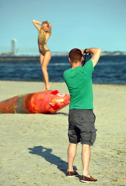 Модель в летней фотосессии на пляже — стоковое фото