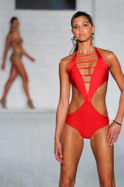 modeli KEVA j pist yürüyor. toplama