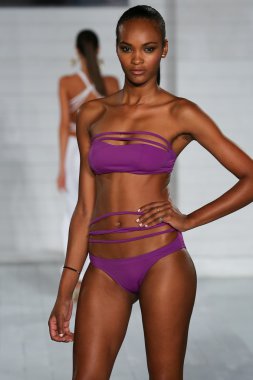 modeli KEVA j pist yürüyor. toplama