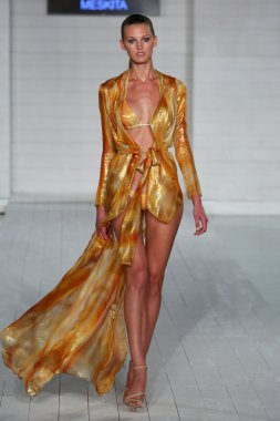 meskita koleksiyonu pist model yürür