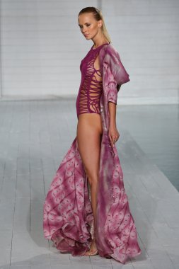 meskita koleksiyonu pist model yürür