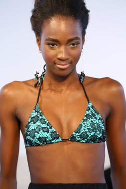 model, caitlin için pist yürür kelly mayo