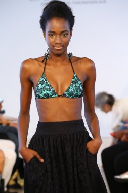 model, caitlin için pist yürür kelly mayo