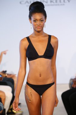 model, caitlin için pist yürür kelly mayo