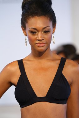 model, caitlin için pist yürür kelly mayo