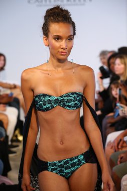 model, caitlin için pist yürür kelly mayo