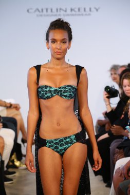 model, caitlin için pist yürür kelly mayo