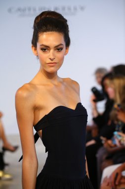 model, caitlin için pist yürür kelly mayo