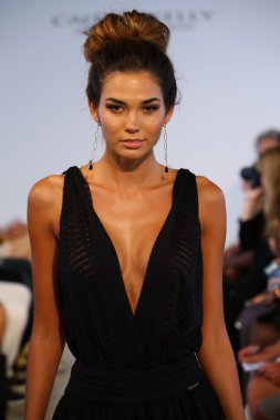 model, caitlin için pist yürür kelly mayo
