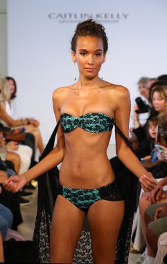 model, caitlin için pist yürür kelly mayo