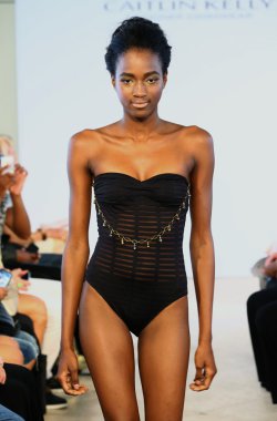 model, caitlin için pist yürür kelly mayo