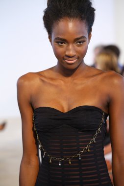 model, caitlin için pist yürür kelly mayo