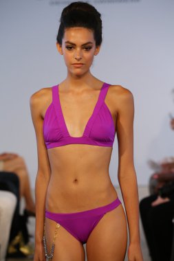 model, caitlin için pist yürür kelly