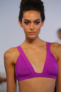 model, caitlin için pist yürür kelly