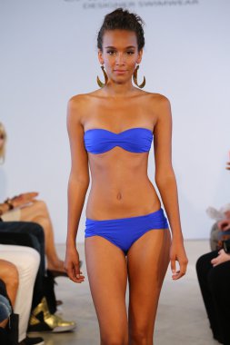 model, caitlin için pist yürür kelly