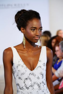 model, caitlin için pist yürür kelly mayo