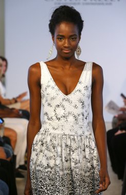 model, caitlin için pist yürür kelly mayo