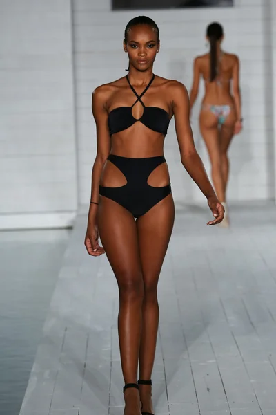 Model walks runway at Keva J. collection — Stock Photo, Image