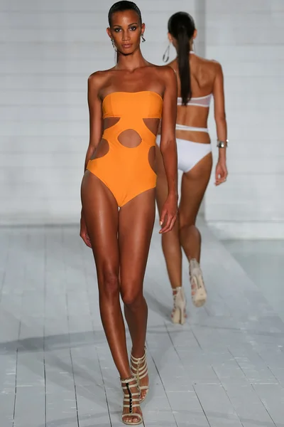 Model walks runway at Keva J. collection — Stock Photo, Image