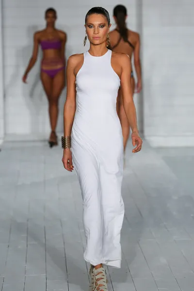 Model walks runway at Keva J. collection — Stock Photo, Image