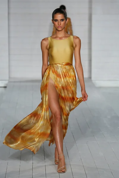 Model walks runway at Meskita collection — Stock Photo, Image