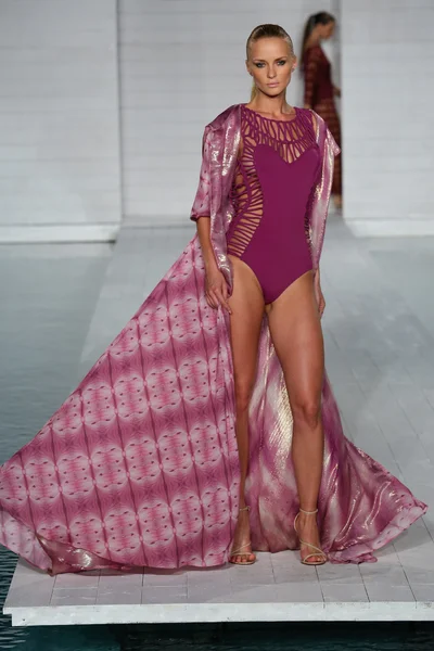 meskita koleksiyonu pist model yürür