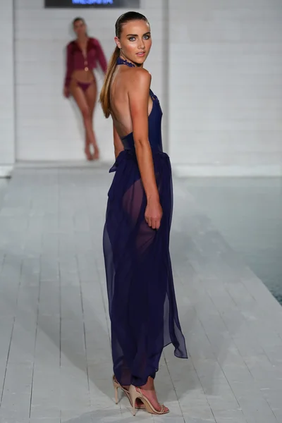 Model walks runway at Meskita collection — Stock Photo, Image