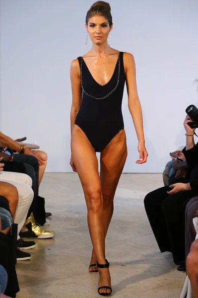 Model walks runway for Caitlin Kelly Swimwear — Stock Photo, Image